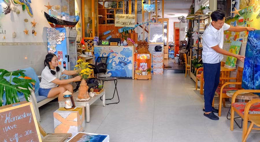 Homestay Sông Suối (phường Quy Nhơn) trang trí không gian, thiết kế tour gắn với trải nghiệm văn hóa bản địa phục vụ du khách nước ngoài khi đến Quy Nhơn. Ảnh: Đoan Ngọc