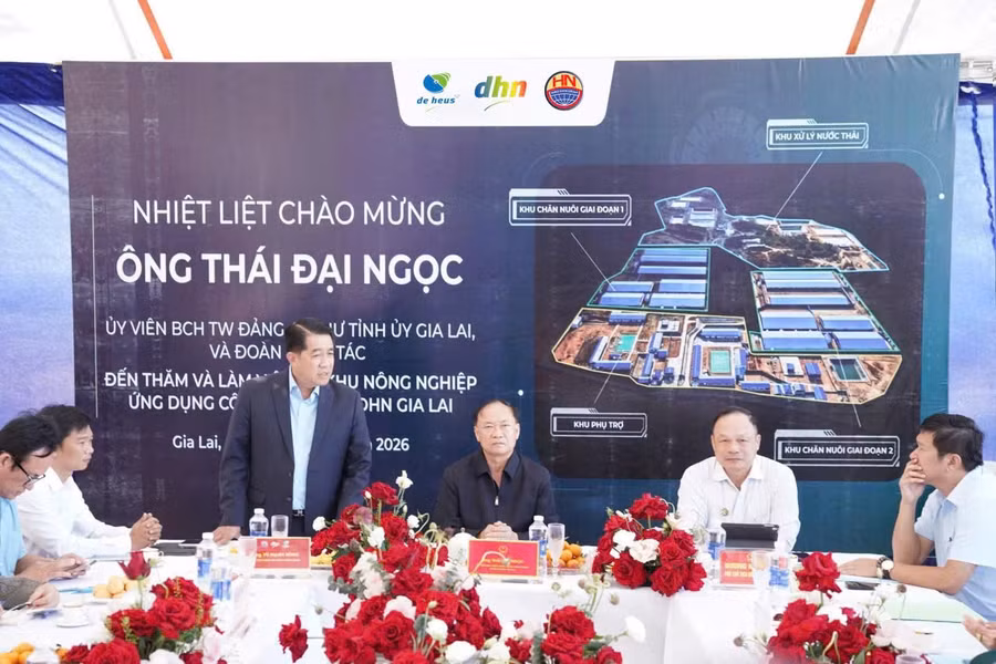 Ông Vũ Mạnh Hùng giới thiệu về dự án DHN Gia Lai cho đoàn công tác của tỉnh.