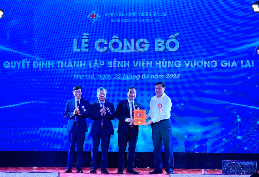Ông Phạm Văn Học (thứ 2 từ phải sang) nhận quyết định của lãnh đạo Bộ Y tế về việc thành lập Bệnh viện Hùng Vương Gia Lai. Ảnh: Như Nguyện