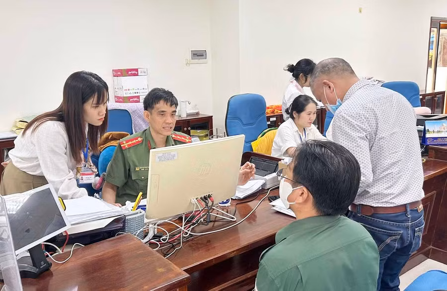 Cán bộ Trung tâm Phục vụ hành chính công tỉnh hướng dẫn công dân cách khai báo thông tin cấp phiếu lý lịch tư pháp. Ảnh: K.A