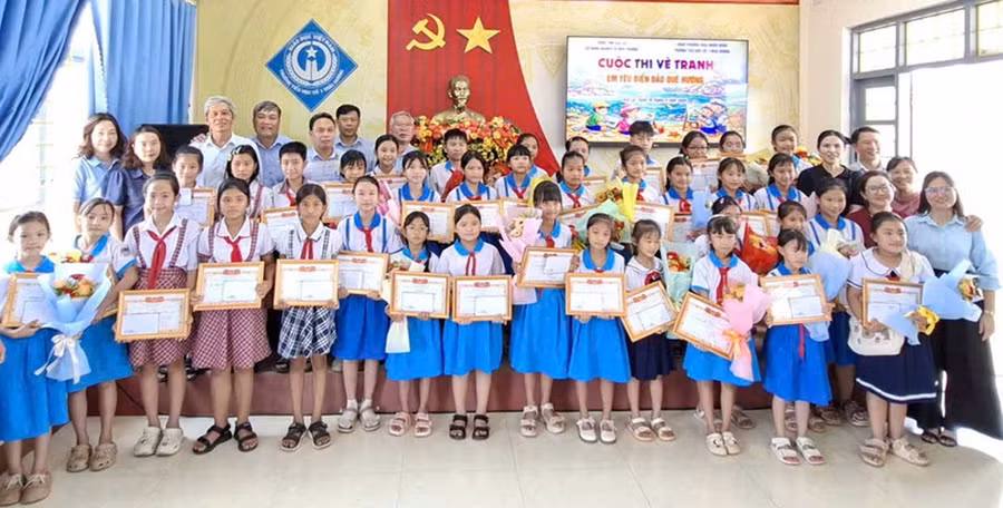 Học sinh tham gia Cuộc thi “Em yêu biển đảo quê hương” năm 2026 đã gửi gắm tình yêu biển đảo cùng mong muốn góp phần giữ gìn biển quê hương luôn xanh, sạch, đẹp. Ảnh: N.TÚ