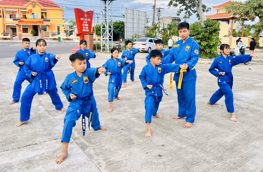 HLV Lê Xuân Trung theo dõi, chỉnh từng động tác cho võ sinh. Ảnh: M.N