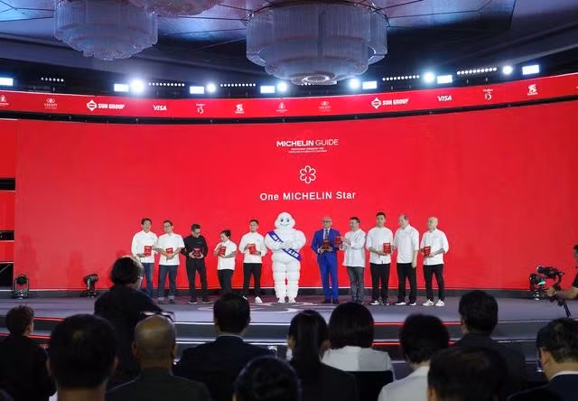 Đại diện 11 nhà hàng đạt một sao Michelin nhận vinh danh tại lễ công bố Michelin Guide Việt Nam 2026. ẢNH: LÊ NAM