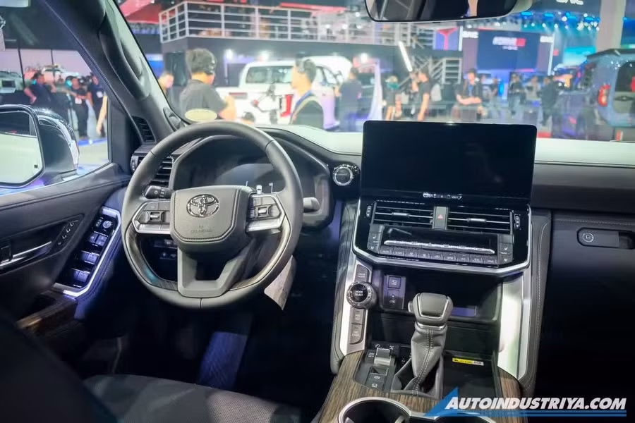 land-cruiser-hev-xe4.jpg