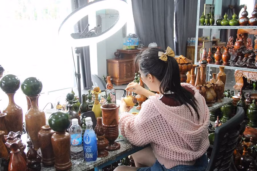 Một hộ ở làng nghề tiện gỗ mỹ nghệ Bắc Nhạn Tháp livestream qua nhiều kênh để tiếp cận khách hàng. Ảnh: T.Lợi