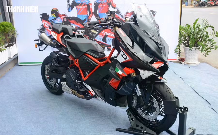 Mẫu mô tô độc đáo này được Italjet phát triển, sản xuất và từng trưng bày tại Triển lãm EICMA 2024 diễn ra tại Ý, tuy nhiên chính sự khan hiếm nguồn cung cũng như trở ngại trong quá trình nhập khẩu khiến Italjet Dragster 700 Twin đến thời điểm này mới chính thức gia nhập thị trường Việt Nam. Ảnh: Bá Hùng