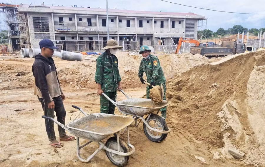 Lực lượng Bộ đội Biên phòng tham gia hỗ trợ xây dựng công trình Trường Phổ thông Dân tộc nội trú Tiểu học và THCS Ia Púch. Ảnh: Nguyễn Tú
