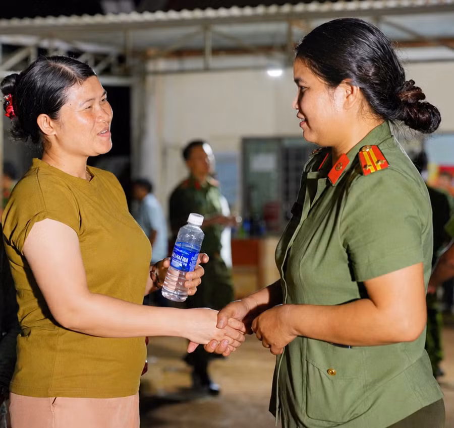 Bà con trò chuyện cùng trung tá Siu H’Thanh. Ảnh: Thúy Trinh