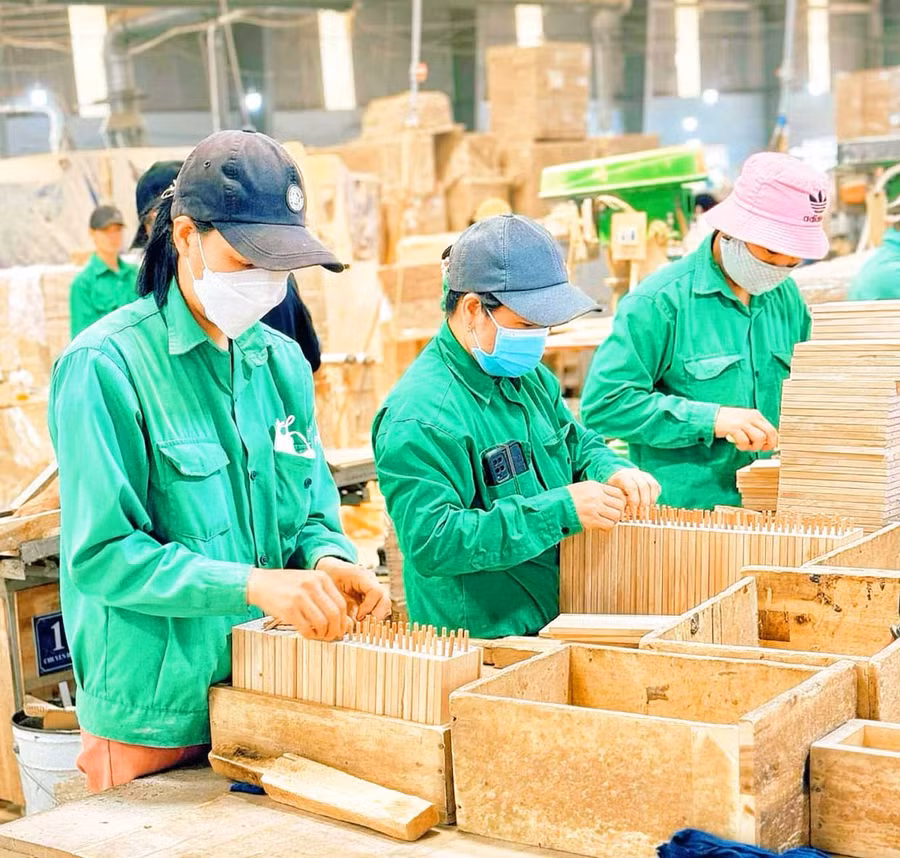 Đồ gỗ nội - ngoại thất là một trong những mặt hàng xuất khẩu quan trọng của tỉnh Gia Lai. Trong ảnh: Công nhân làm việc tại Công ty TNHH Sản xuất thương mại và xây dựng Thiên Phát (phường Hoài Nhơn Nam). Ảnh: H.Y