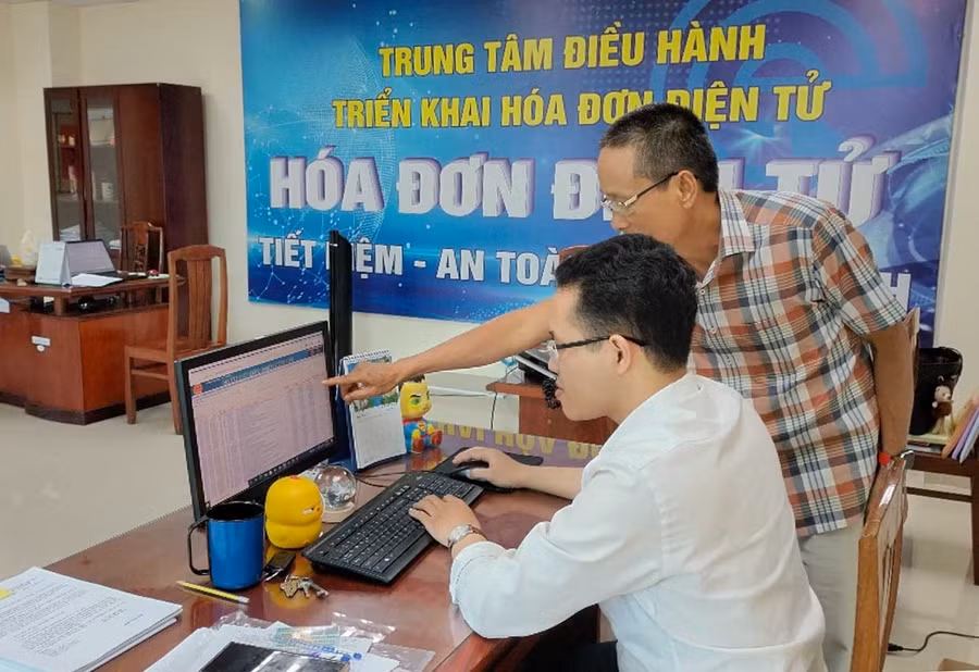 Cơ quan Thuế tỉnh kiểm tra, giám sát tình hình doanh nghiệp thực hiện nghĩa vụ thuế cấp quyền khai thác khoáng sản trên môi trường điện tử. Ảnh: T.Sỹ