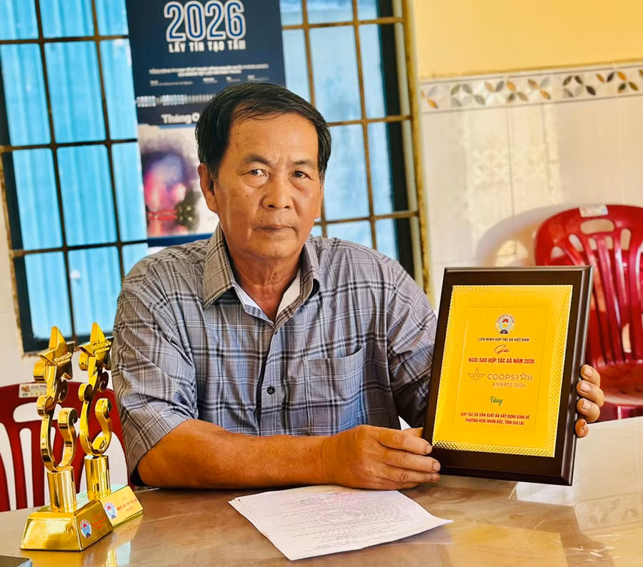Ông Nguyễn Xuân Thạch chia sẻ về hành trình giữ vững danh hiệu “Ngôi sao Hợp tác xã” 3 năm liên tiếp. Ảnh: Hồng Thương