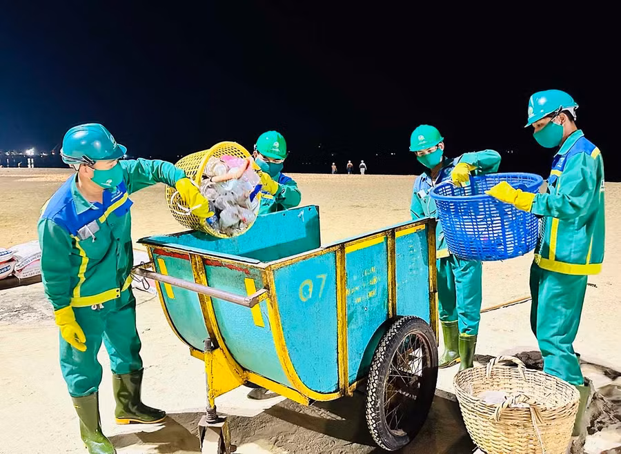 Rác thải sau khi thu gom được vận chuyển về điểm tập kết để xử lý theo quy định. Ảnh: D.Đ