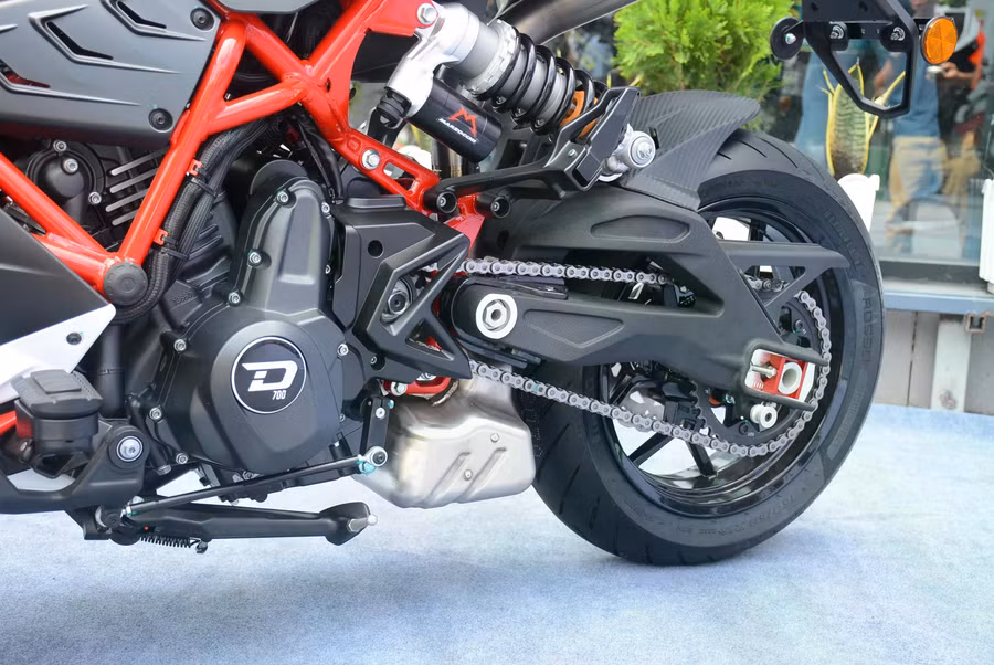 Động cơ trang bị trên Italjet Dragster 700 kết hợp với hộp số côn tay 6 cấp, truyền động bằng xích… Ảnh: Bá Hùng