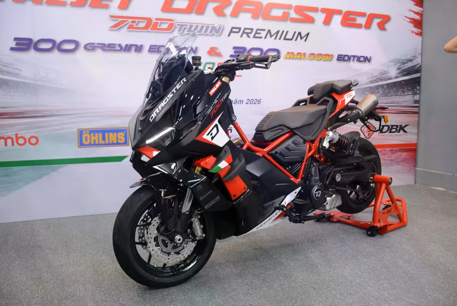 Theo tìm hiểu của PV Thanh Niên, mẫu xe này do Rebel Motor - đối tác của Italjet tại Việt Nam nhập khẩu và phân phối. Khác với Dragster 300 từng mở bán tại Việt Nam trước đây, Italjet Dragster 700 Twin là mẫu xe hai bánh cao cấp, kiệt tác cơ khí đậm chất nghệ thuật của làng xe hai bánh, đồng thời mang trong mình khả năng vận hành mạnh mẽ, đầy uy lực. Ảnh: Bá Hùng
