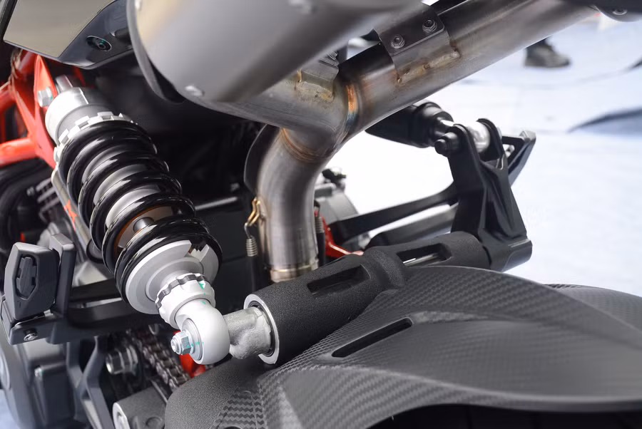 Italjet Dragster 700 Twin được trang giảm xóc phía sau có thể điều chỉnh. Ảnh: Bá Hùng