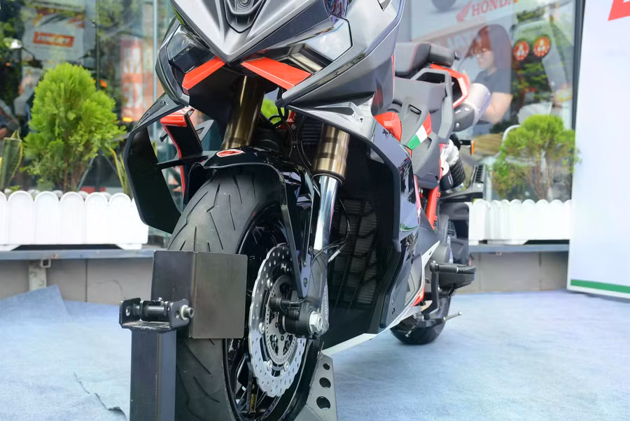 Italjet Dragster 700 Twin còn sở hữu nhiều trang bị 'xịn' như hệ thống treo bao gồm phuộc Marzocchi USD, mâm xe hợp kim 15 inch kết hợp hệ thống phanh đĩa kép trên bánh trước và phanh đĩa thủy lực ở bánh sau. Ảnh: Bá Hùng
