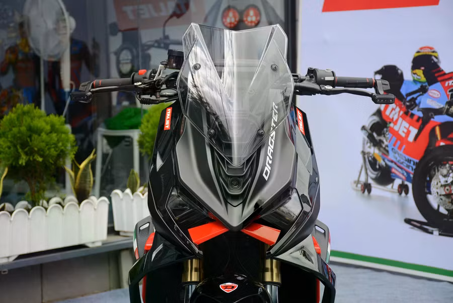 Bên cạnh màn hình điện tử LCD, Italjet Dragster 700 Twin còn có sẵn hai camera hành trình lắp ở phía trước và sau, có thể kết nối với thiết bị di động của người dùng. Ảnh: Bá Hùng