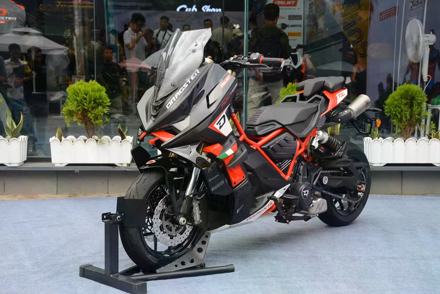 Đáng chú ý, Italjet Dragster 700 Twin sở hữu khả năng vận hành mạnh mẽ nhất của Italjet, tính đến thời điểm này. Theo thông số nhà sản xuất công bố, xe có thể đạt tốc độ tối đa lên đến 190 km/giờ. Ảnh: Bá Hùng