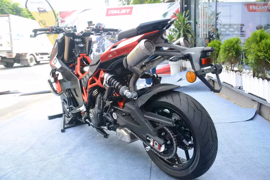 Ở phía sau, Italjet Dragster 700 Twin cho thấy sự phá cách với phần yên phụ, đuôi xe được vuốt cao kết hợp hệ thống ống xả gồm hai pô Akrapovic đặt hai bên. Ảnh: Bá Hùng