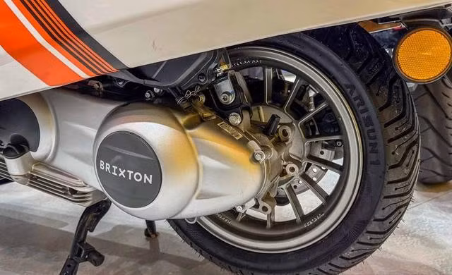 Brixton Moucca 250 sử dụng động cơ xi-lanh đơn, làm mát bằng chất lỏng, dung tích 244cc, cho công suất 24,5 mã lực. Ảnh: Paultan