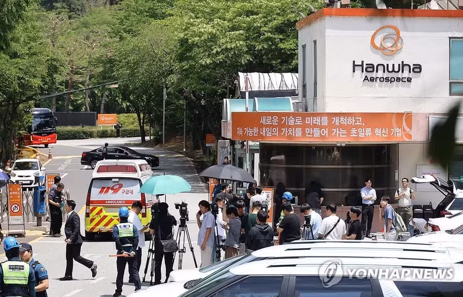 Bên ngoài nhà máy nơi xảy ra vụ cháy. (Ảnh: Yonhap)