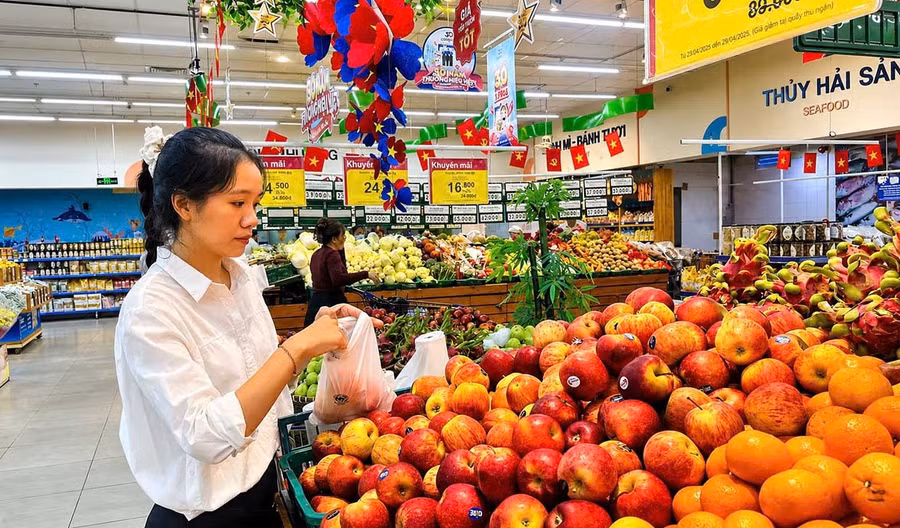 Khách hàng lựa chọn các loại trái cây tại Siêu thị Co.opmart Quy Nhơn. Ảnh: B.N