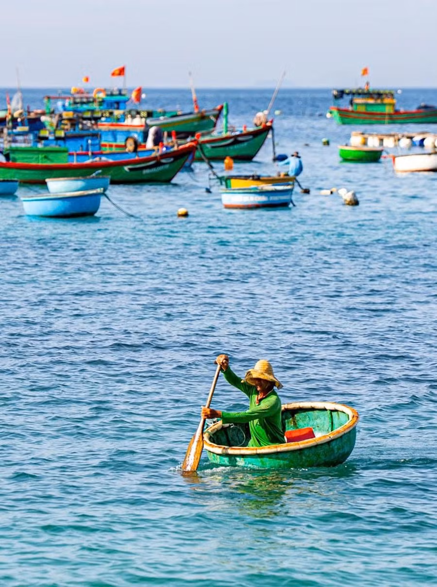 lay5-ngu-dan-nhon-chau-danh-bat-ven-bo.jpg