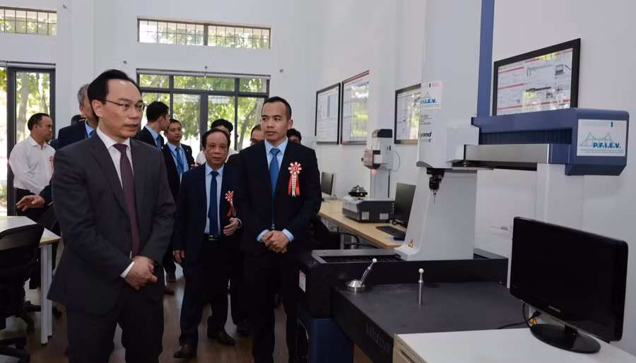 Ông Hoàng Minh Sơn, Thứ trưởng Bộ GD-ĐT (trái), tham quan phòng thí nghiệm. ẢNH: H.Đ
