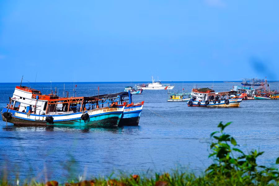 Tàu cá neo đậu trên vùng biển trước Bãi Ngự, đặc khu Thổ Châu. ẢNH: MAI THANH HẢI