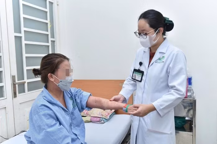 Ths-BS Danh Bảo Khánh, Khoa Da liễu – Dị ứng-Bệnh viện Quân y 175, thăm khám cho bệnh nhân