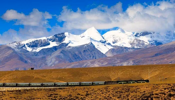 Điểm khởi hành: Bắc Kinh; điểm kết thúc: Lhasa; khởi hành: Hàng ngày; quãng đường: 3.750km; thời gian: 40 giờ. Tàu Z21 chở hành khách từ những ánh đèn neon của đô thị Trung Quốc qua cao nguyên Tây Tạng, nơi tàu lướt qua những chú bò yak đang gặm cỏ, những lá cờ cầu nguyện tung bay, những ngọn núi phủ tuyết và bầu trời xanh bao la...