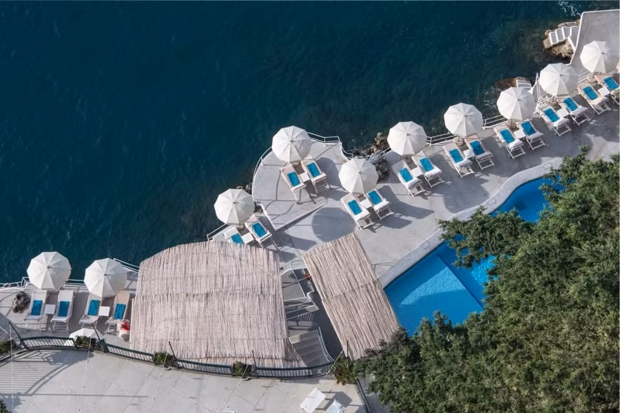Santa Caterina là sự kết hợp hoàn hảo giữa nét truyền thống và nét quyến rũ của bờ biển Amalfi, được điều hành bởi thế hệ thứ tư của những người chủ sở hữu ban đầu. Khách sạn tọa lạc trên đỉnh vách đá, giữa những khu vườn bậc thang dốc đứng trải dài ra biển, vừa đủ xa thị trấn Amalfi để bạn cảm thấy tách biệt khỏi đám đông. ẢNH: Santa Caterina