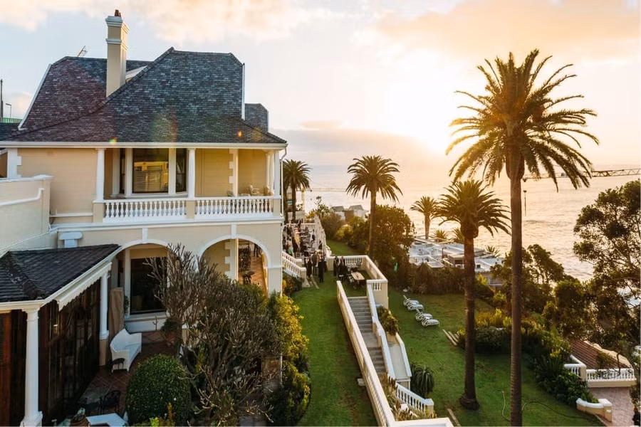 Biệt thự thời Edward bên vách đá này là khách sạn sang trọng nhất Cape Town. Ellerman House lộng lẫy, kín đáo, là nơi lưu giữ bộ sưu tập nghệ thuật Nam Phi phong phú và một trong những hầm rượu vang đồ sộ nhất thành phố, mang đến trải nghiệm độc đáo chưa từng có tại thành phố này. ẢNH: Ellerman House
