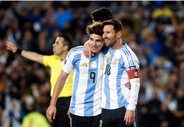 Messi và tác giả pha kiến tạo bàn mở tỉ số Julian Alvarez