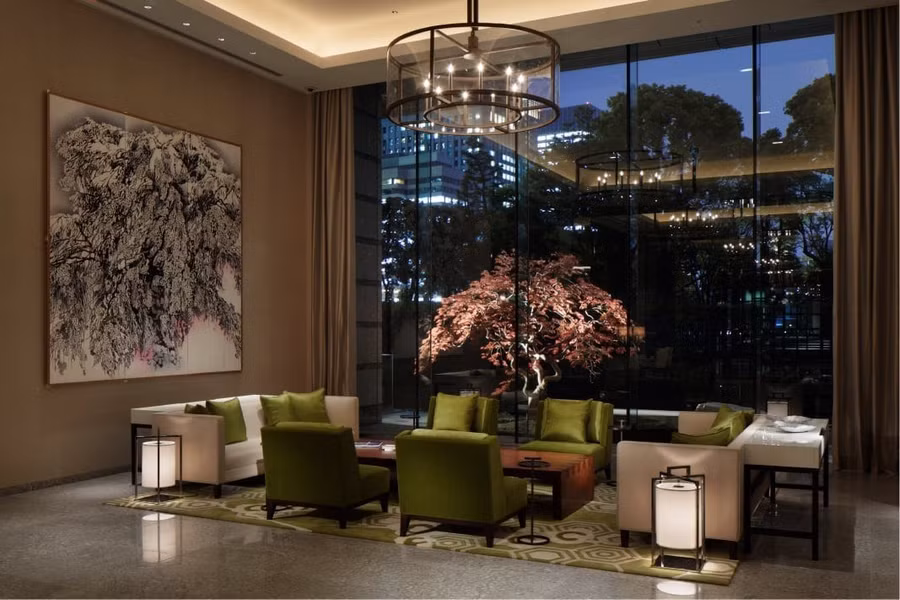 Khách sạn Palace mang đến cho du khách những trải nghiệm tuyệt vời nhất, kết hợp giữa vẻ quyến rũ ấm cúng của một khách sạn năm sao lớn giữa lòng thành phố với sự chu đáo và chân thực của một khách sạn độc lập do Nhật Bản sở hữu. Vị trí của khách sạn, nhìn ra Vườn Cung điện Hoàng gia, biến nơi đây thành một ốc đảo giữa lòng đô thị. ẢNH: Palace Tokyo
