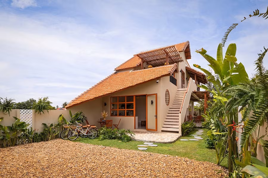 Vật liệu tự nhiên như đá, sỏi, gạch nung, gỗ được kết hợp hài hoà tạo nên linh hồn cho ngôi nhà.