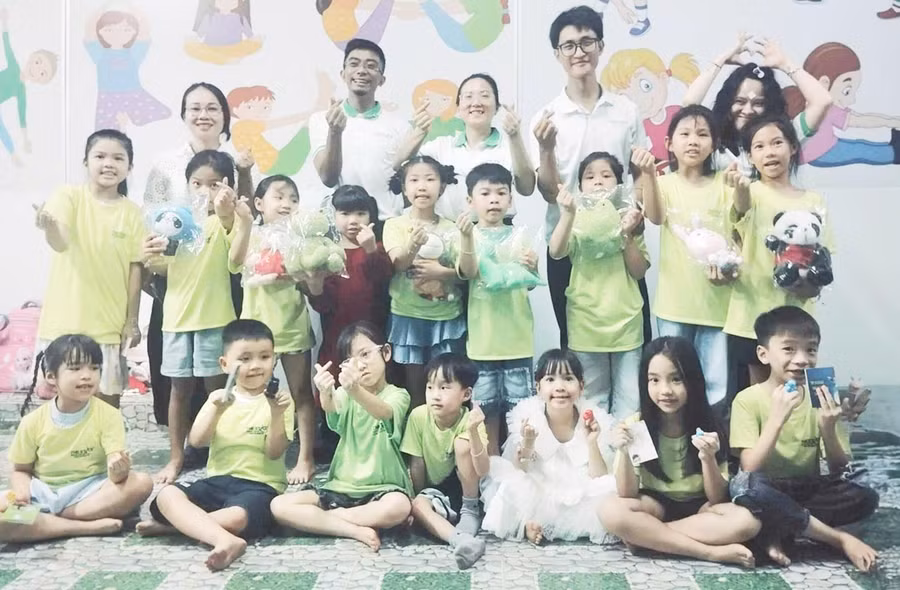 them2-anh-nguyen-vuong-quoc-ao-trang-thu-2-tu-phai-sang-cung-cac-hoc-vien-nhi-hao-hung-tham-gia-buoi-sinh-hoat-tieng-anh-soi-noi-anh-ngoc-duy.jpg