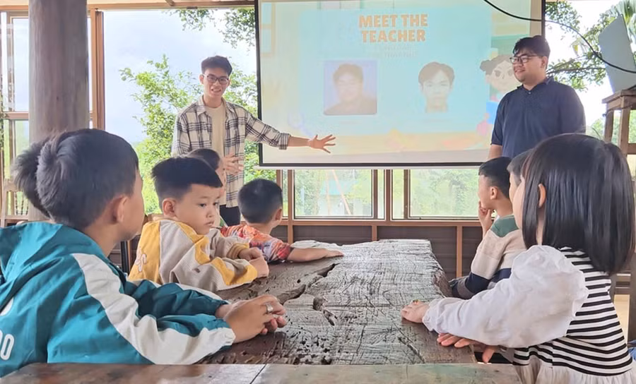 them-anh-huynh-ngoc-dong-dung-lop-ben-trai-nhiet-tinh-giang-day-tieng-anh-cho-cac-em-nho-tai-quan-waca-coffee-and-farmstay-anh-ngoc-duy.jpg