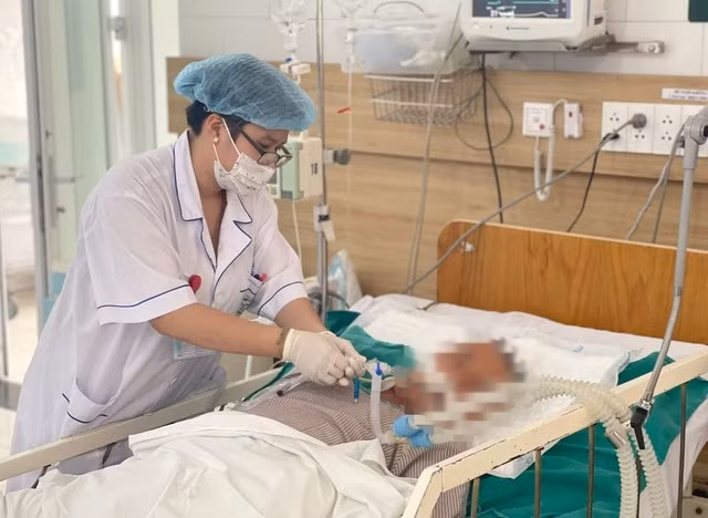 Điều trị bệnh nhân ngộ độc rượu tại Bệnh viện Bạch Mai