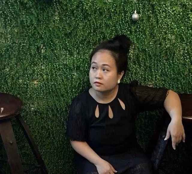 Công an bắt tạm giam chủ nhà hàng ở Q.1 về hành vi môi giới bán dâm. ẢNH: CACC