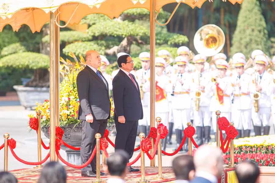 Thủ tướng Phạm Minh Chính và Thủ tướng Nga Mikhail Mishustin trên bục danh dự, nghe Quân nhạc cử Quốc thiều hai nước. ẢNH: TUẤN MINH