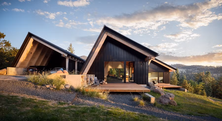 Hệ thống pin năng lượng mặt trời 9 kW giúp ngôi nhà đạt hiệu suất năng lượng “net zero - tự cân bằng và không phát thải”.