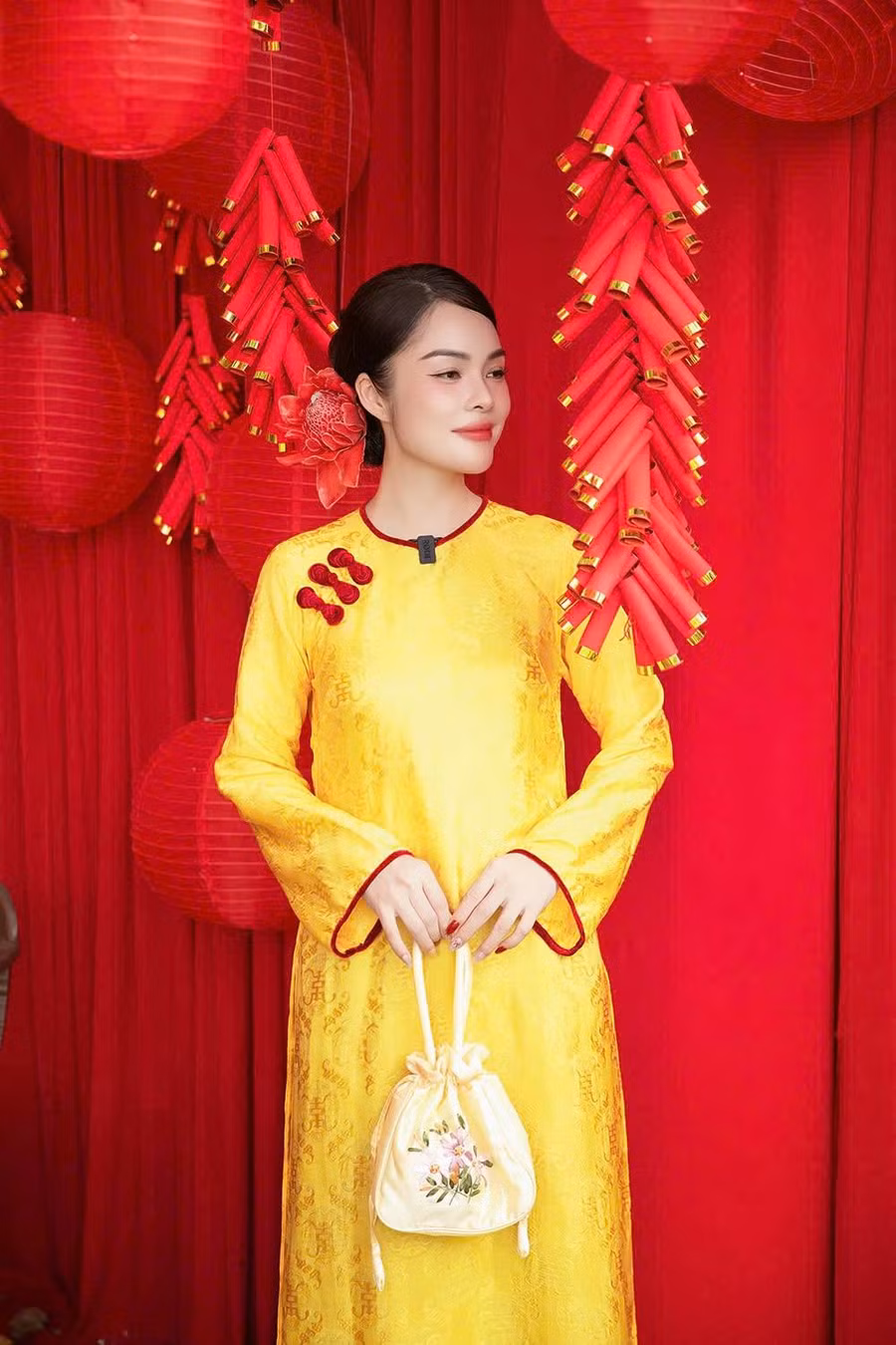 Bà mẹ hai con chọn các màu sắc cùng tông nhưng có độ đậm nhạt khác nhau để tạo sự liên kết. Bên cạnh đó, cô còn phá cách bằng việc kết hợp các màu sắc đối lập nhau nhằm tạo sự nổi bật khi xuống phố du xuân. ẢNH: NVCC