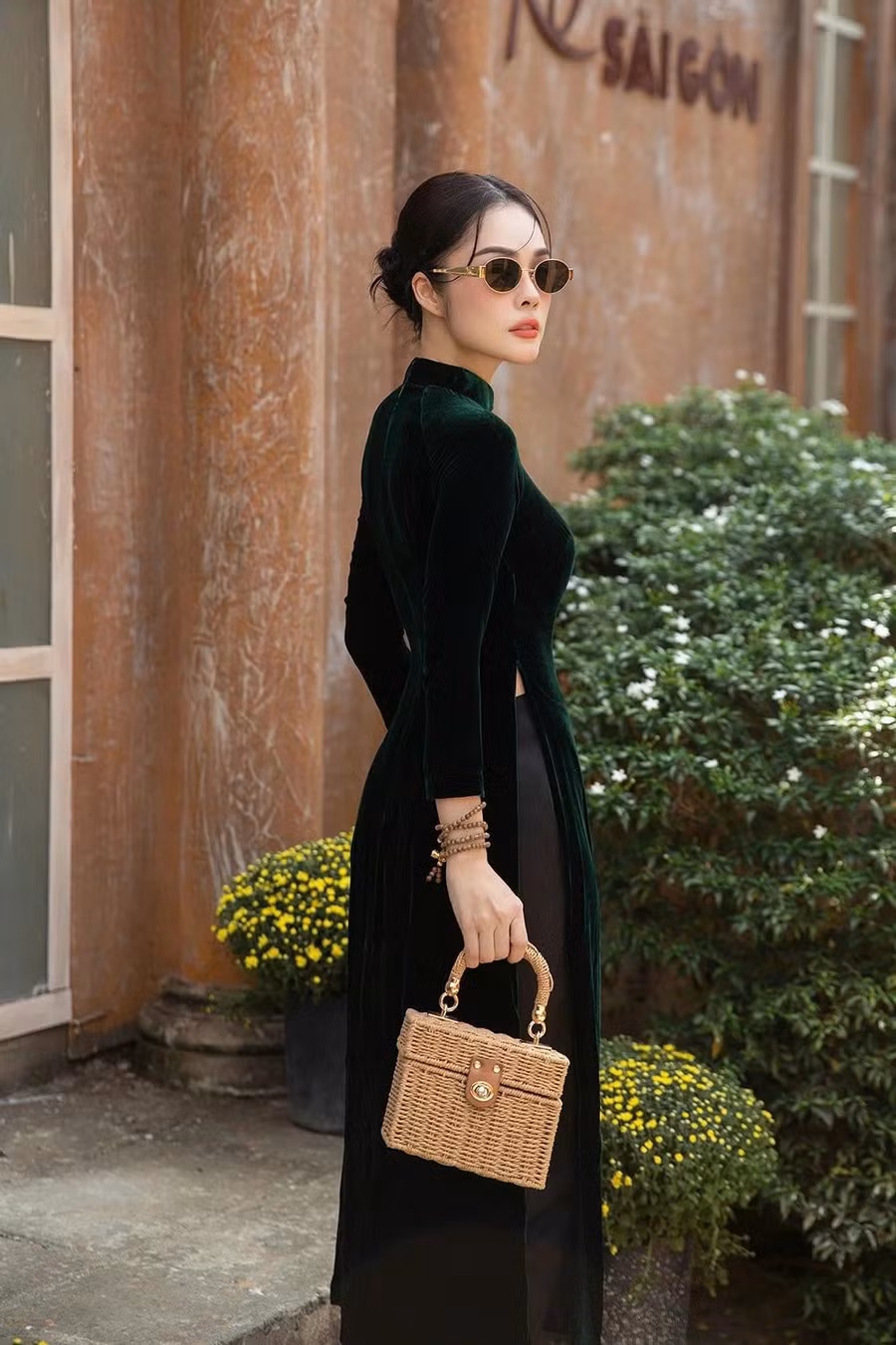Ở tuổi ngoài 40, Dương Cẩm Lynh khiến nhiều người xuýt xoa bởi nhan sắc trẻ trung cùng vóc dáng thon thả. Sau biến cố đời tư, nữ diễn viên chọn cuộc sống mẹ đơn thân, tập trung chăm sóc hai con. ẢNH: NVCC