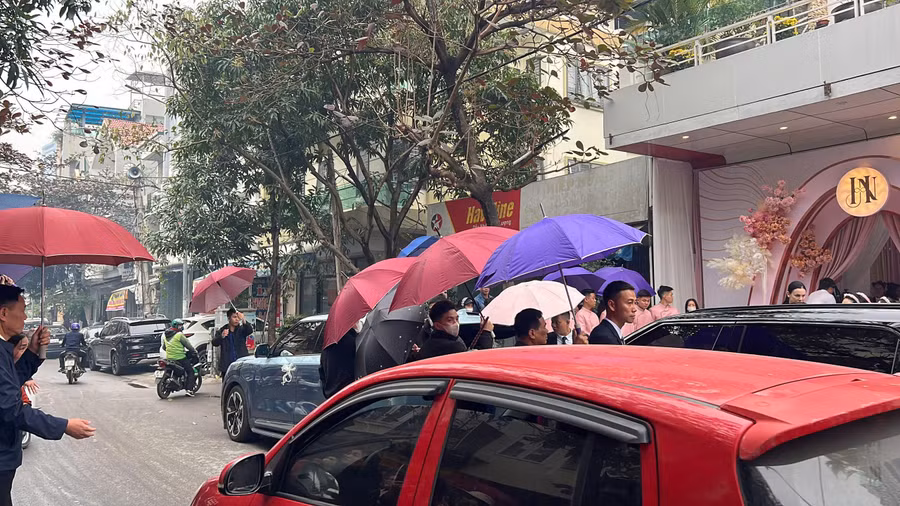 Từ sáng sớm, an ninh đã được thắt chặt, rất đông bảo vệ cầm ô để che chắn kỹ. Ảnh: Minh Hải