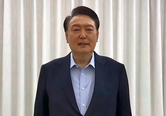 Tổng thống bị luận tội Yoon Suk Yeol phát biểu tại nơi ở vào sáng 15.1. ẢNH: AFP
