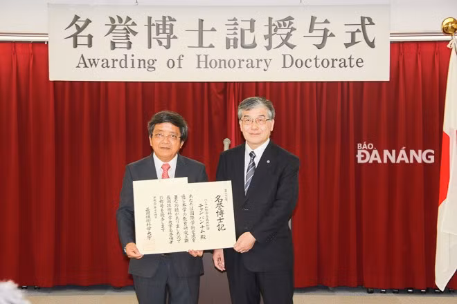 nguoi-cua-bach-khoadd.jpg