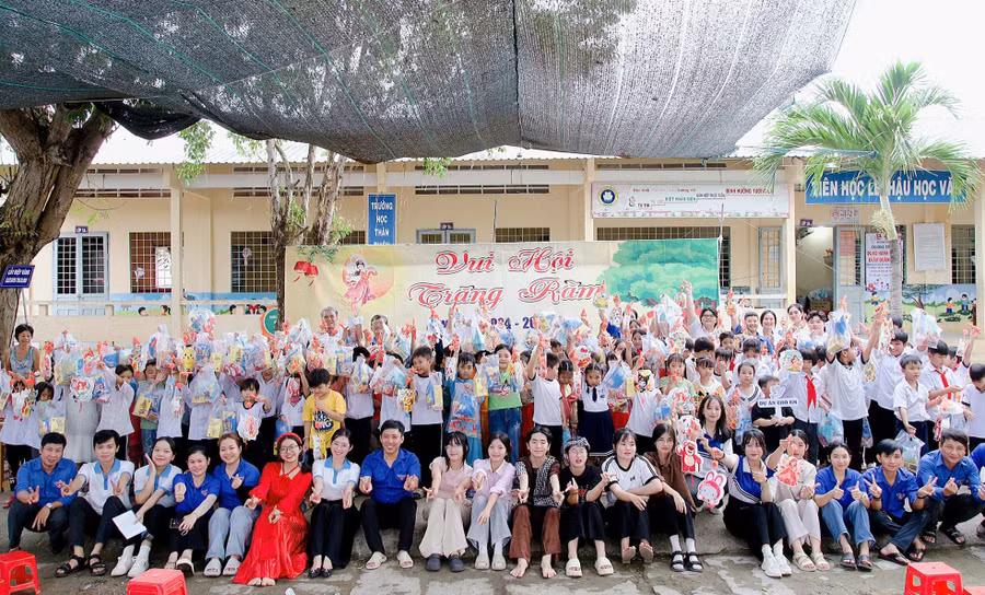 Thạch Ngọc Hải và các tình nguyện viên Dự án "Cho em" đã tổ chức nhiều hoạt động ý nghĩa đến trẻ em vùng cao, trẻ em có hoàn cảnh khó khăn. Ảnh: NVCC