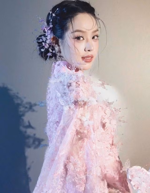Với kiểu tóc này, nàng có thể đính kết thêm trâm cài để tạo nên dấu ấn. ẢNH: @THANHTHUY.HHVN