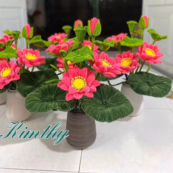 Những chậu hoa handmade giúp Kim Thy có thêm thu nhập vào mỗi dịp tết. ẢNH: KIM THY